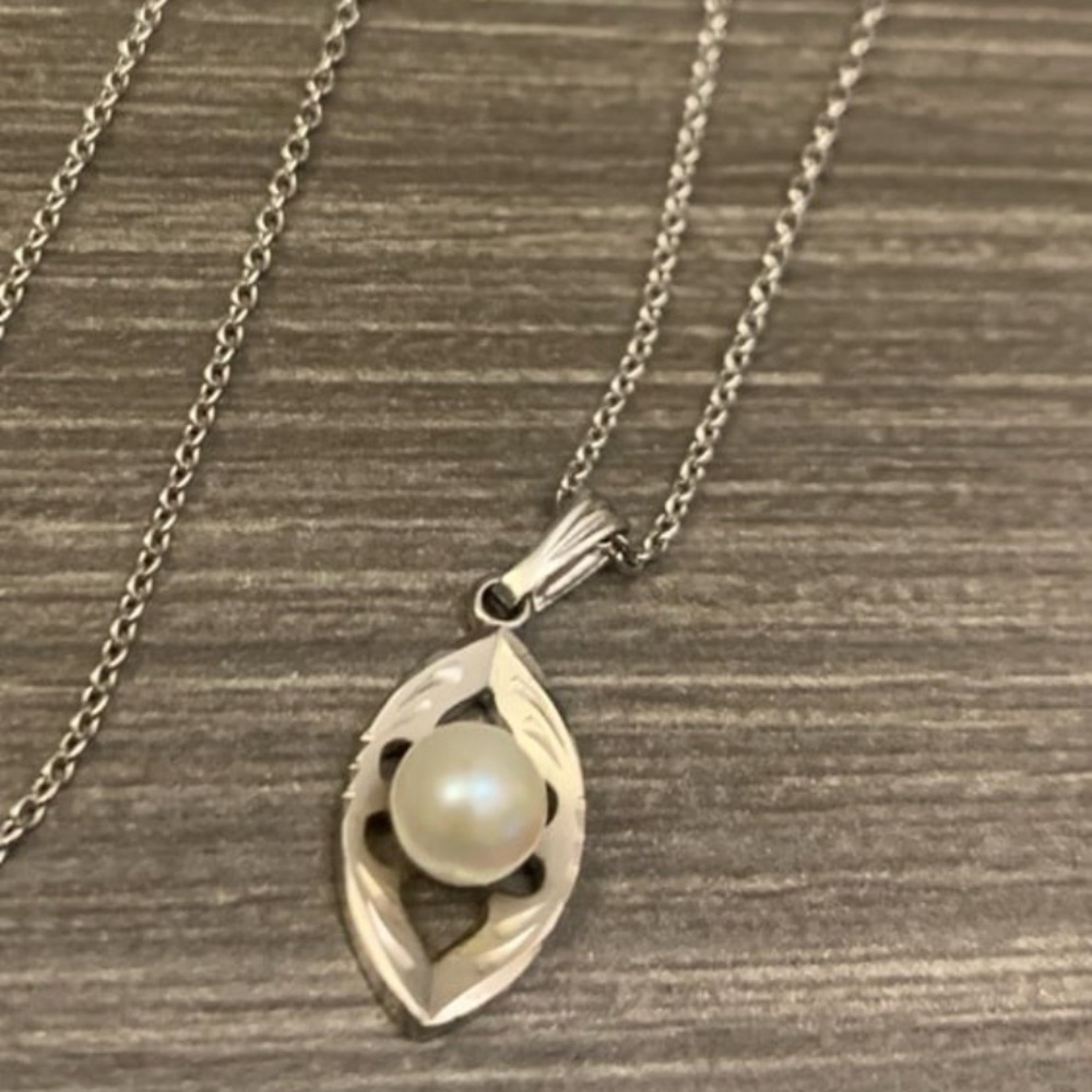 Silver Necklace W/ Beautiful Pearl Pendant